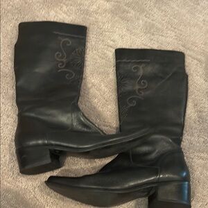 Liz Claiborne Black Heeled Boots Sleek Design.  EUC